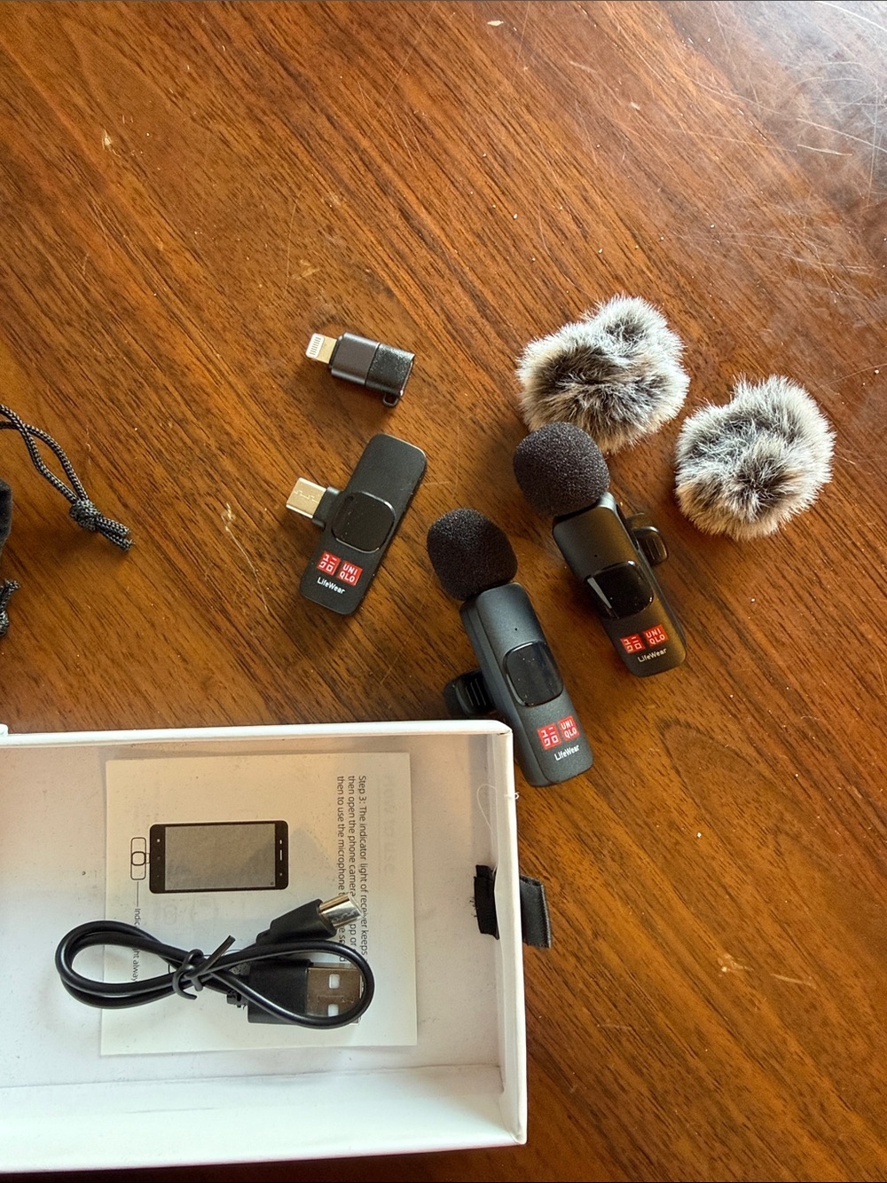 Uniqlo LifeWear microphone - White with Red Logo gift - Picture 2 of 5